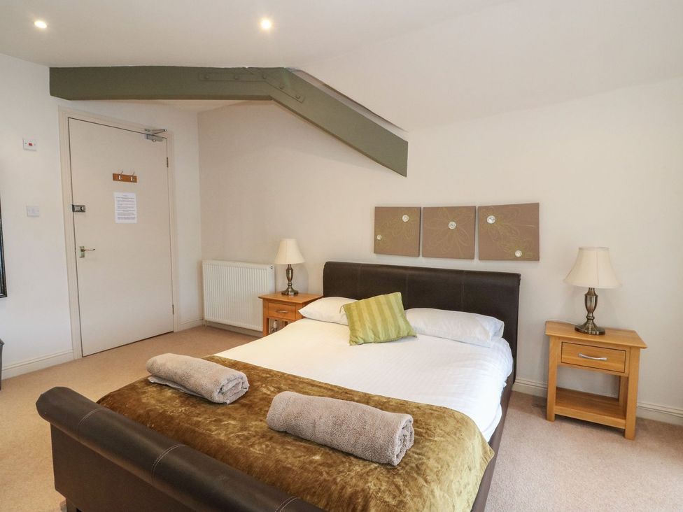 A bedroom with a bed and bedside tables at Newton Hall in Inveraray