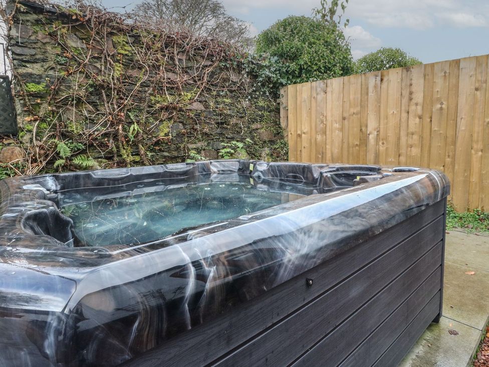 A hot tub in an outdoor area at Newton Hall in Inveraray