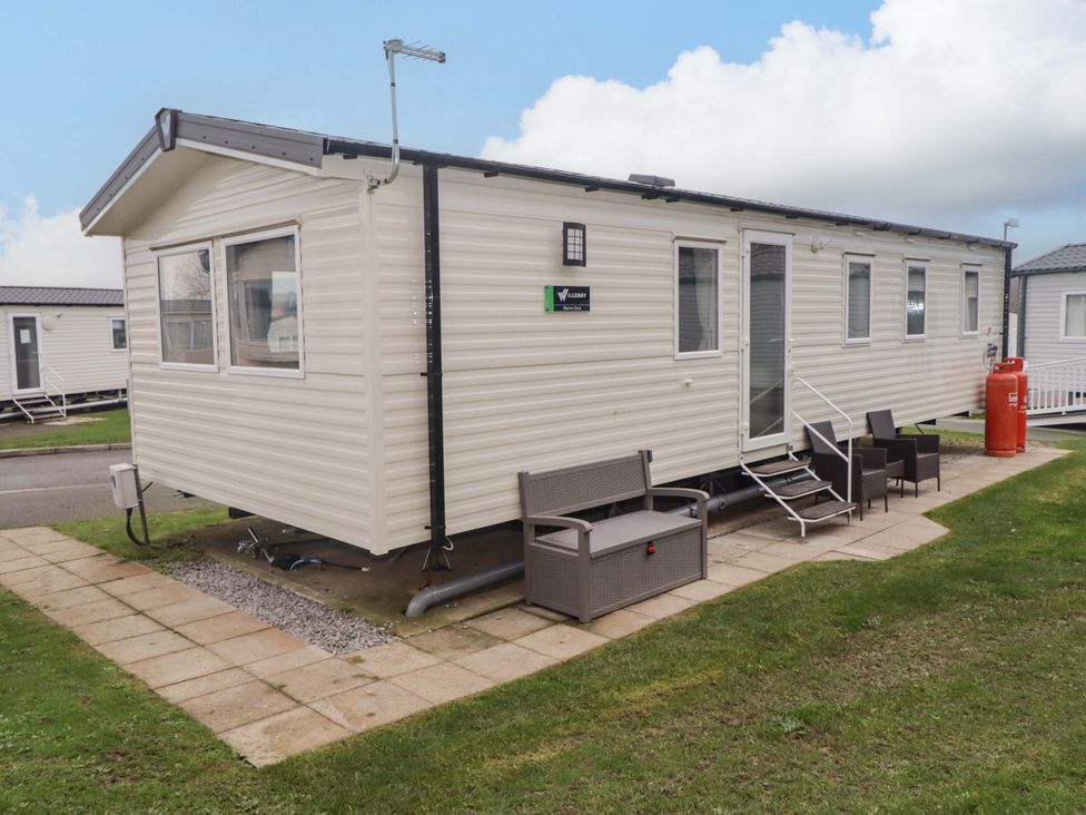A caravan with outdoor seating at 47 Chestnut Road in Porthcawl