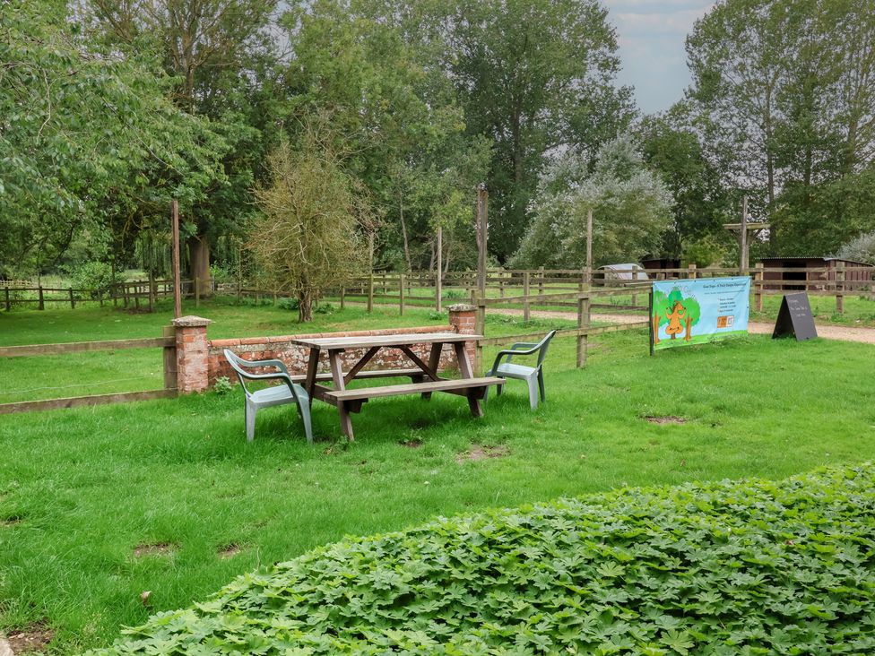 A table and chairs in an outdoor area at Duke Cottage in Woodbridge