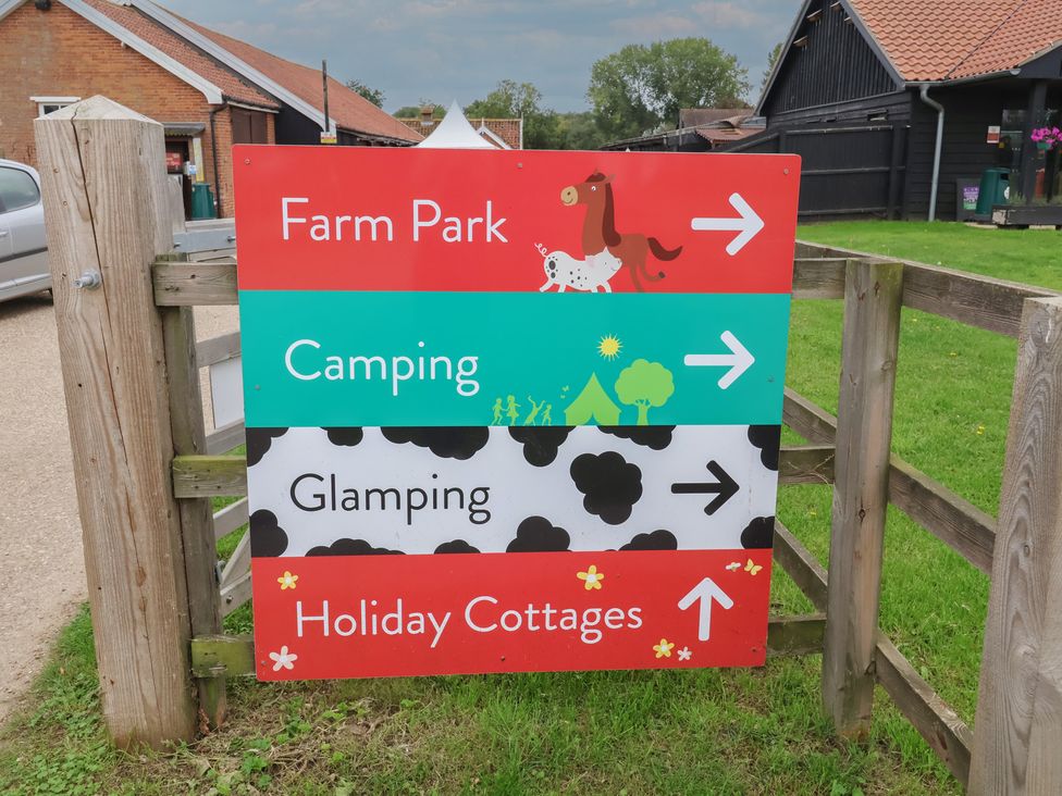 A directional sign for farm park, camping, glamping, and holiday cottages at Duke Cottage Woodbridge