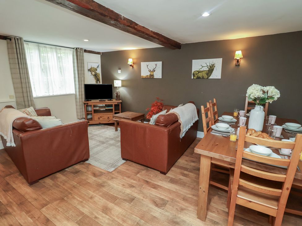 A dining room with a table and chairs at Duchess Cottage in Woodbridge