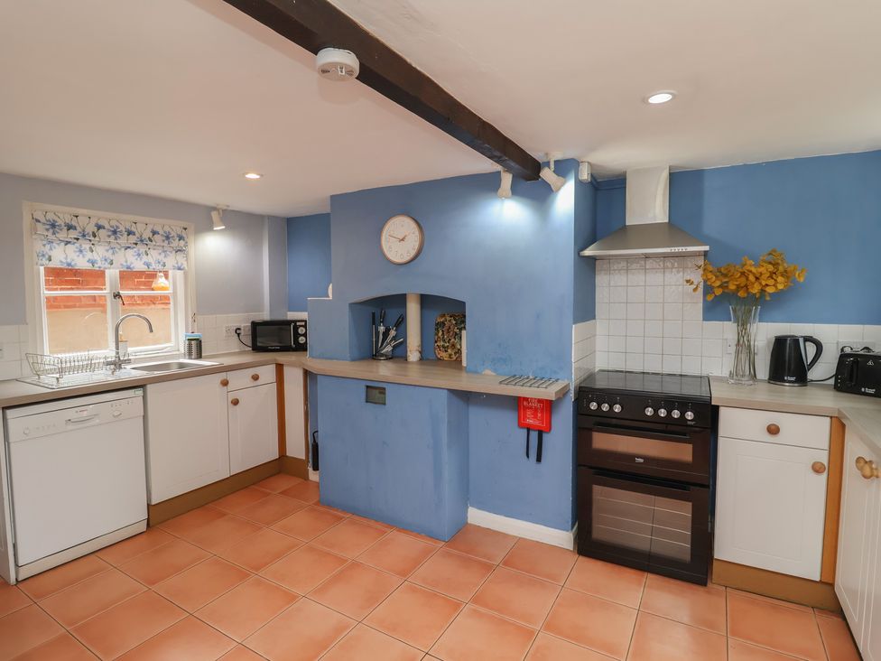 A kitchen with appliances and countertop at Duchess Cottage in Woodbridge