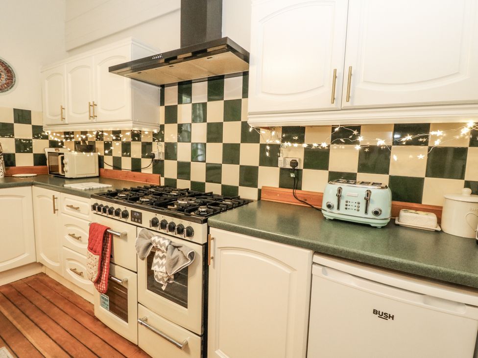A kitchen with stove and microwave at Rowan Tree House in Brechin