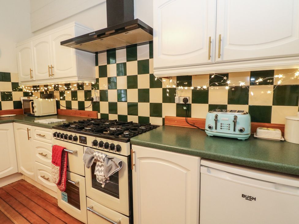 A kitchen with an oven, microwave, and toaster at Rowan Tree House Brechin