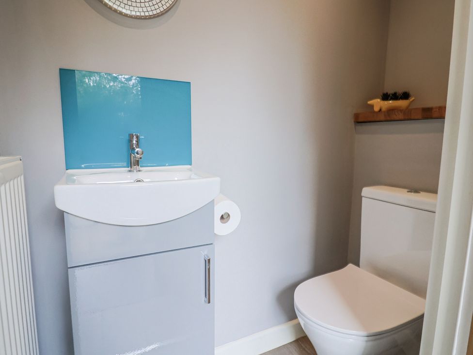 A bathroom featuring a sink and toilet at Rushmoor Cottage in Colaton Raleigh