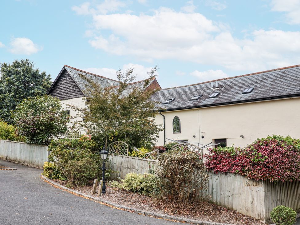 A house with garden and trees at Rushmoor Cottage in Colaton Raleigh