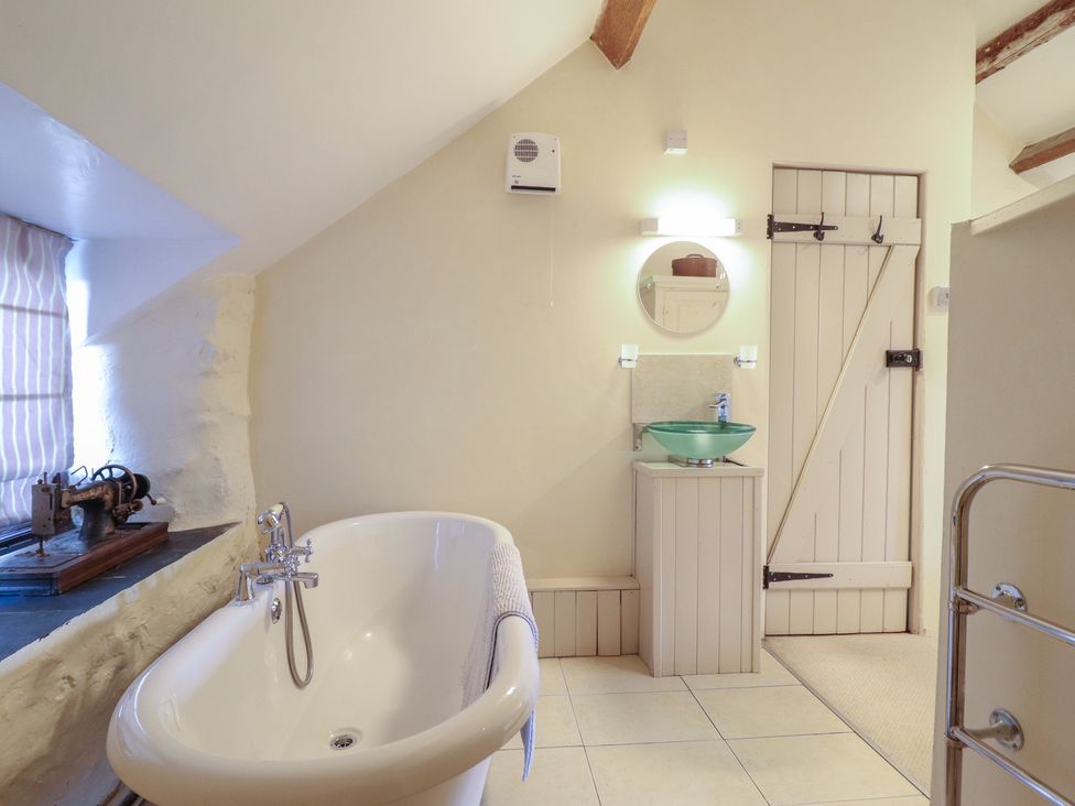 A bathroom featuring a bathtub and sink at 1 Fron Uchaf in Parc near Bala