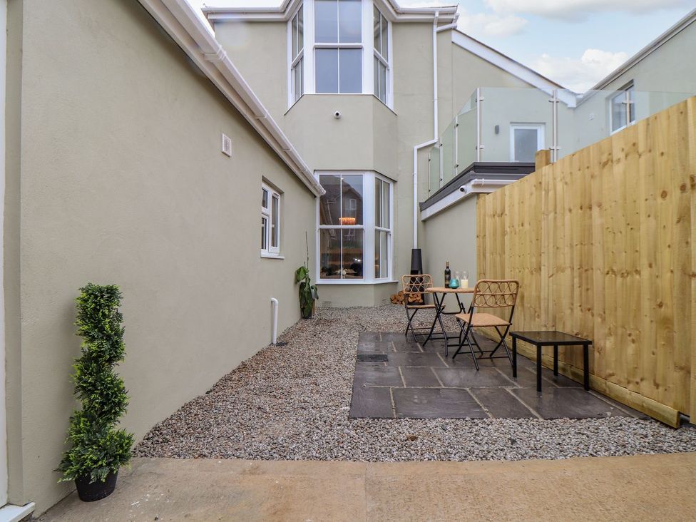 An outdoor area with gravel and seating at Mews Retreat in Camborne