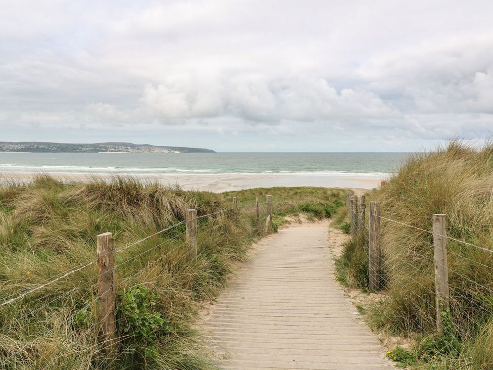 A path leading to the beach at Mews Retreat in Camborne