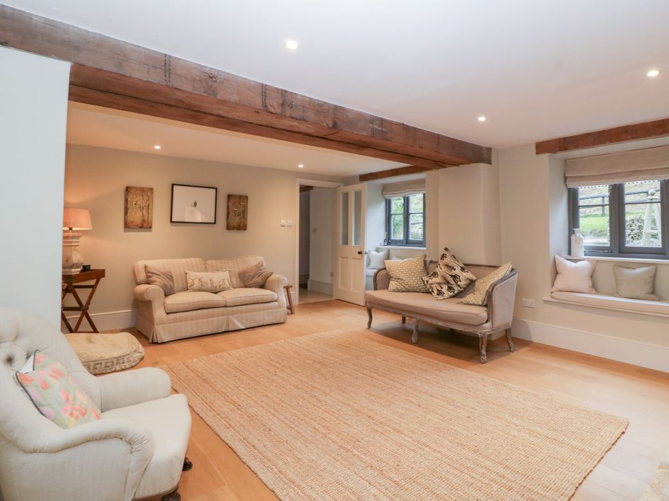 A living room with a sofa and a coffee table at Spring View in Tetbury