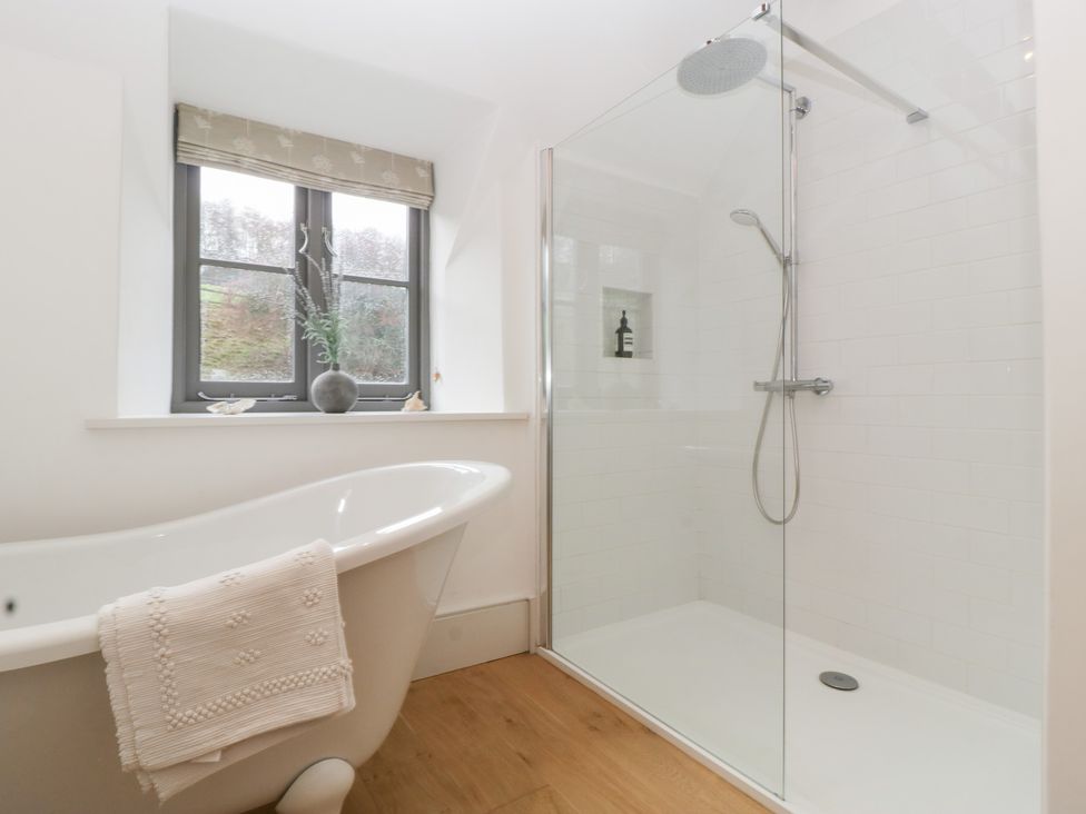 A bathroom with a bathtub and shower enclosure at Spring View in Tetbury