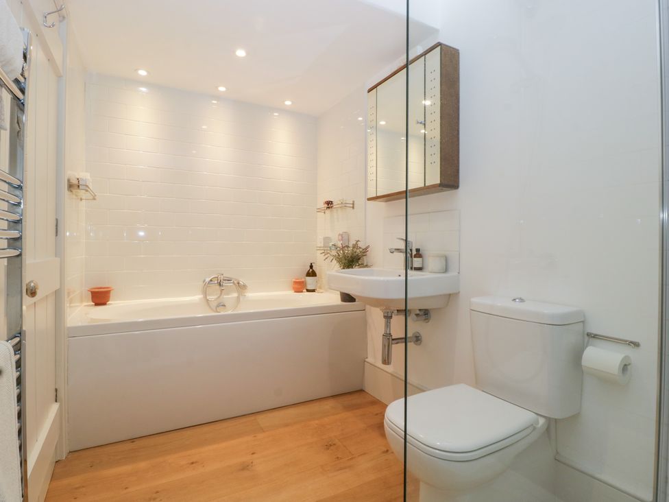 A bathroom with a bathtub, sink, and toilet at Spring View in Tetbury