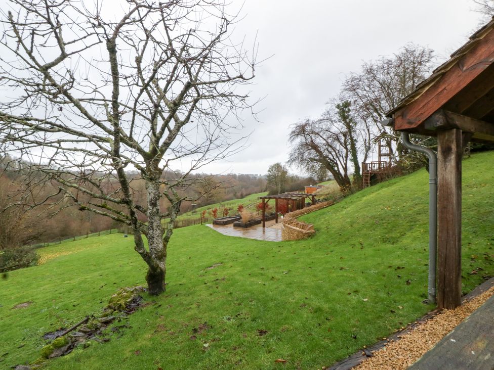 A garden with grass and a patio at Spring View in Tetbury