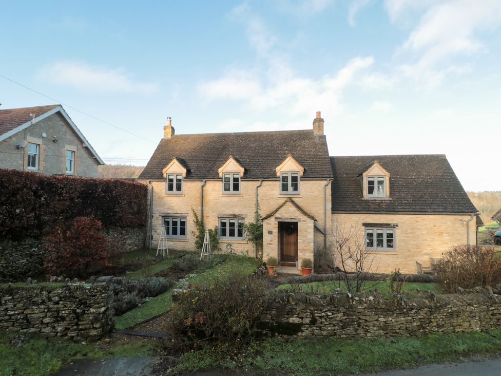 A house with garden and stone wall at Spring View in Kingscote, Gloucestershire