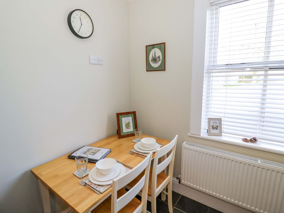 A dining room with a table and chairs at Fern Cottage in Lichfield
