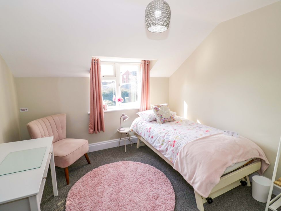 A bedroom with a single bed and a desk at Fern Cottage in Lichfield