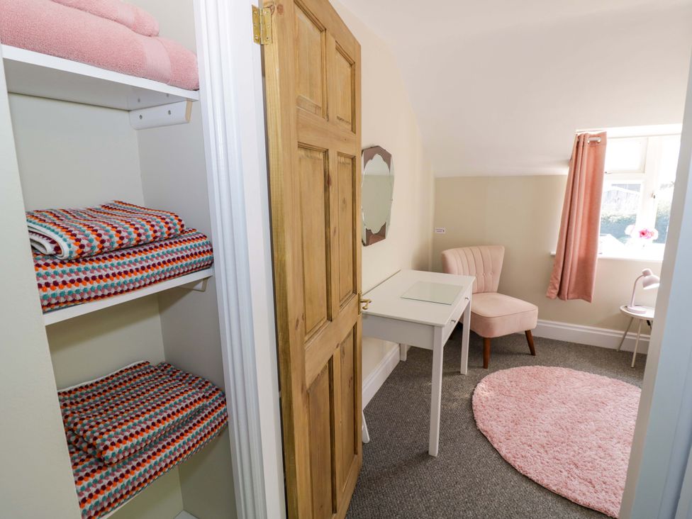 A bedroom with a desk and chair at Fern Cottage in Lichfield