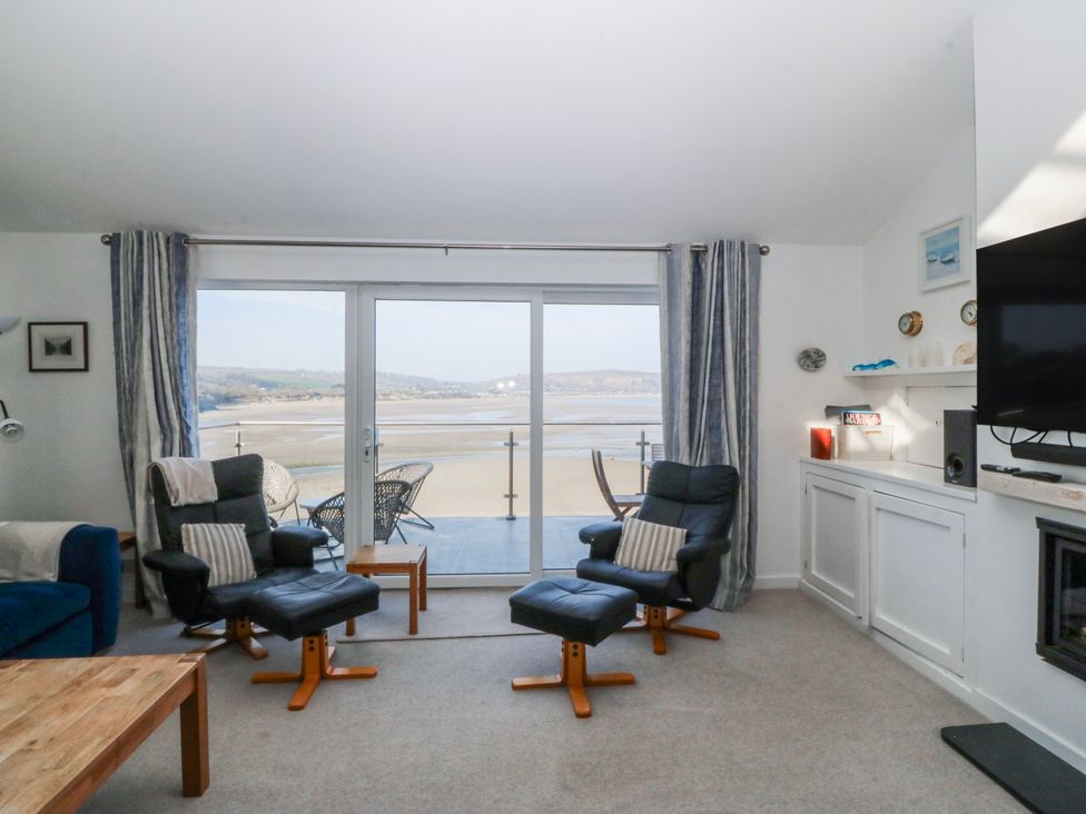 A living room with a sofa and chairs at Gilfach Goed in Abersoch