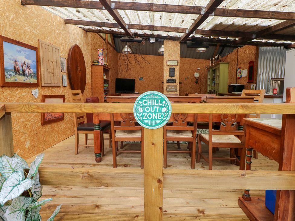 A chill-out area with tables and chairs at Melyn in Aberdare