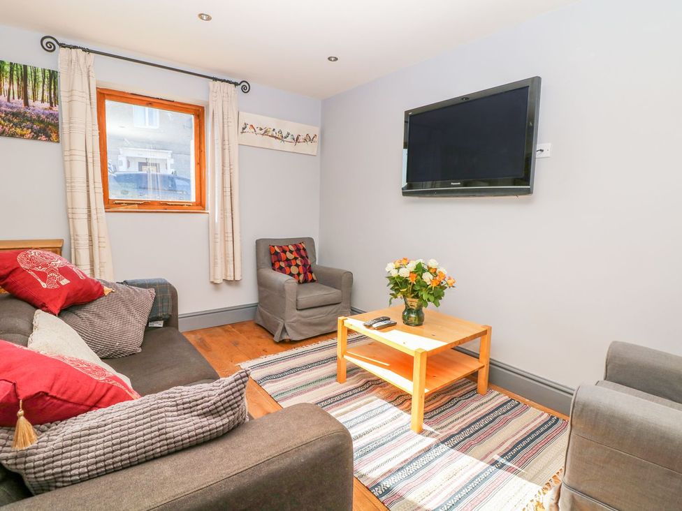 A living room with seating and a television at Peters Lea in Bakewell