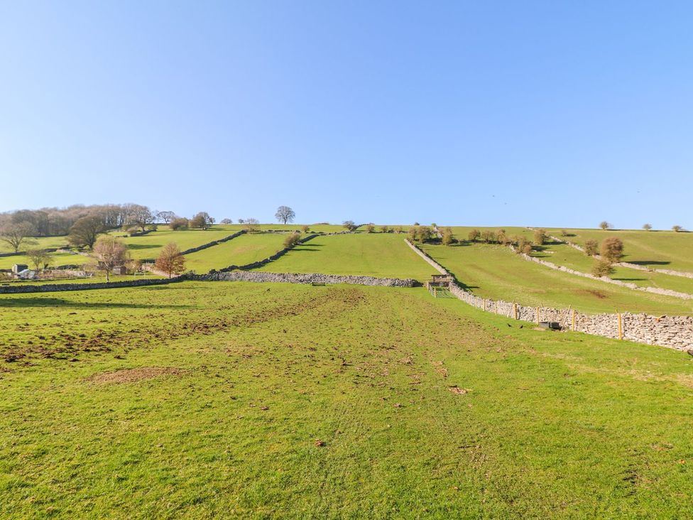 A field with grass and stone walls at Peters Lea in Bakewell