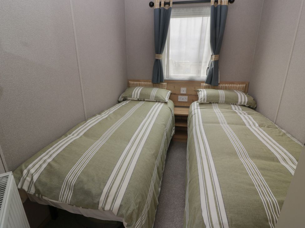 A bedroom with two single beds at Ellies House in Stranraer