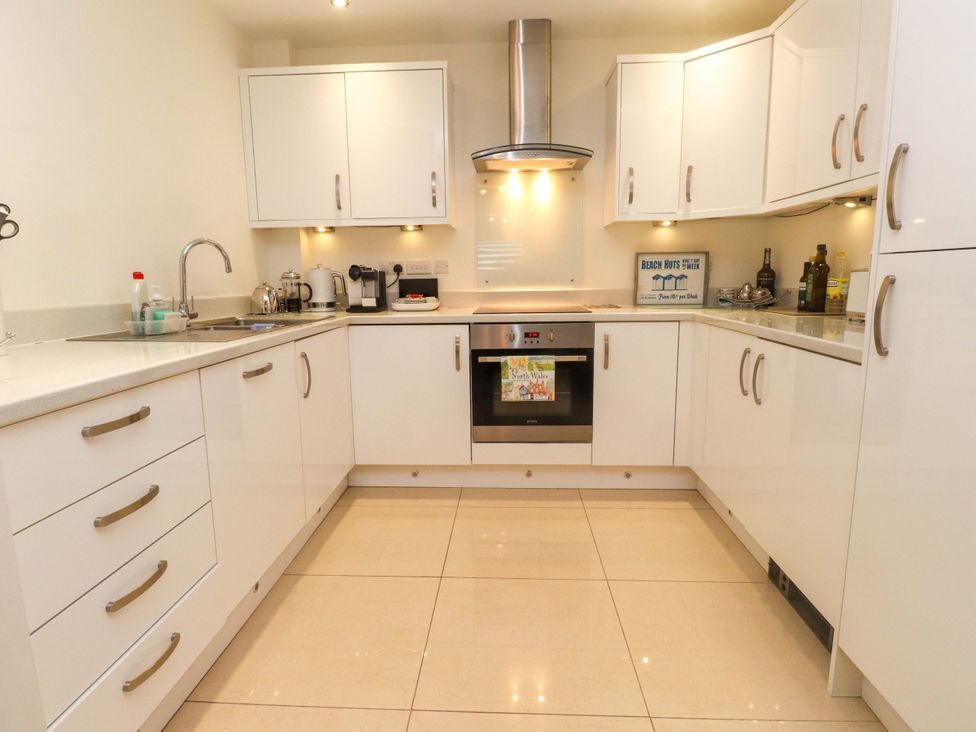 A kitchen with cabinets and appliances at Heulfan in Conwy