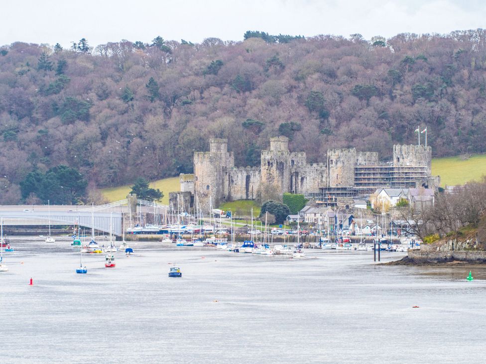 A view of a castle and boats on a river at Heulfan in Conwy