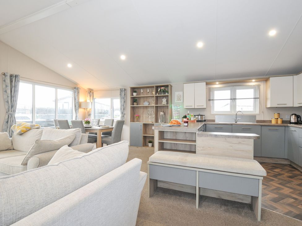 A living room with a kitchen area at 2 Summerleaze in Bude