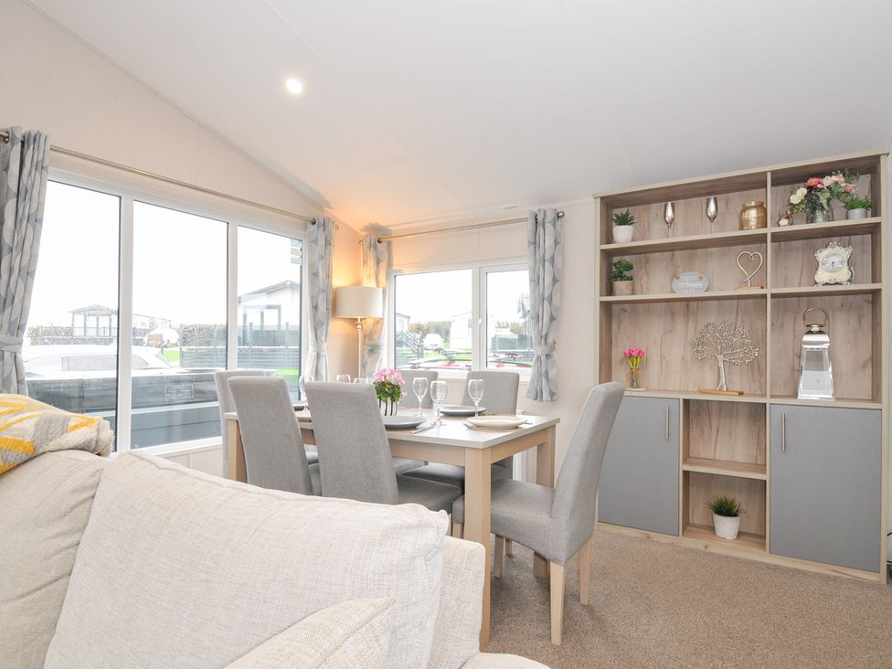 A dining room with a table and chairs at 2 Summerleaze in Bude