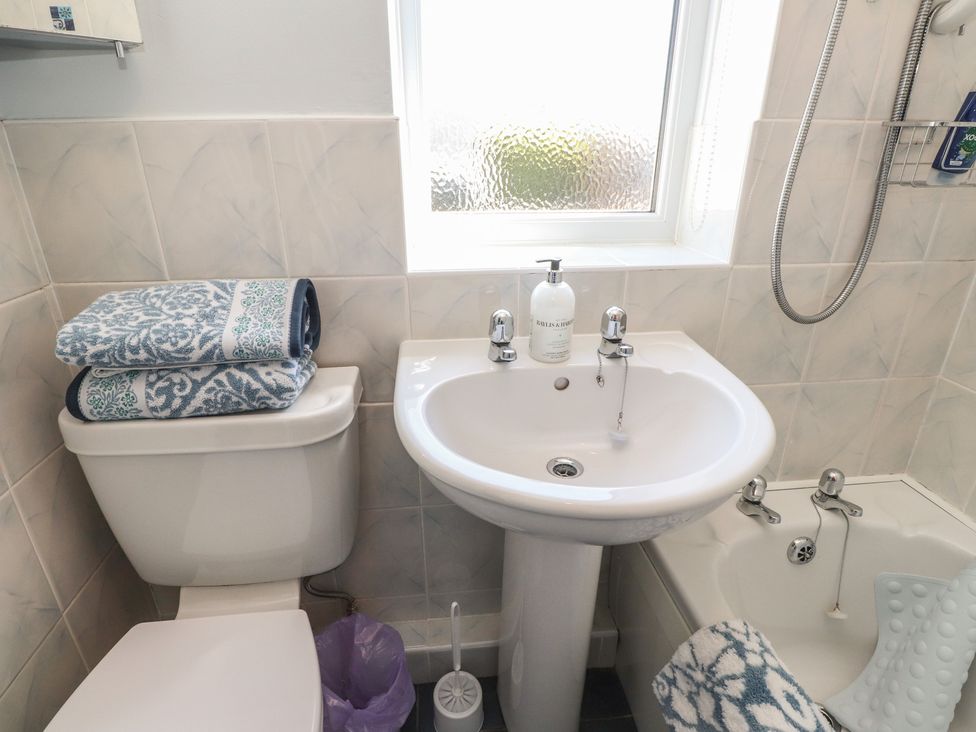A bathroom with a sink, toilet, and bathtub at Mona View, Amlwch