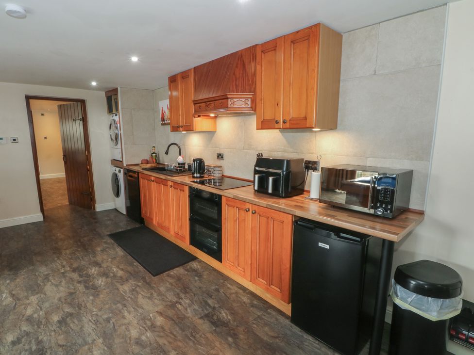 A kitchen with appliances and cabinets at Pompian Lodge in Leyland