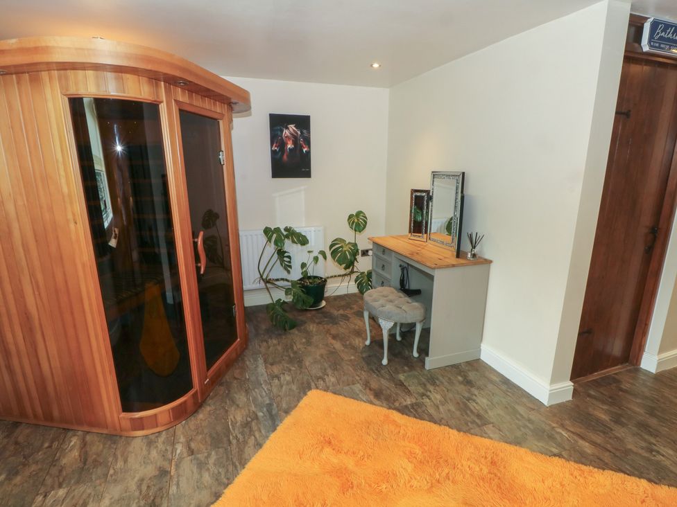 A room with a sauna and a vanity table at Pompian Lodge in Leyland