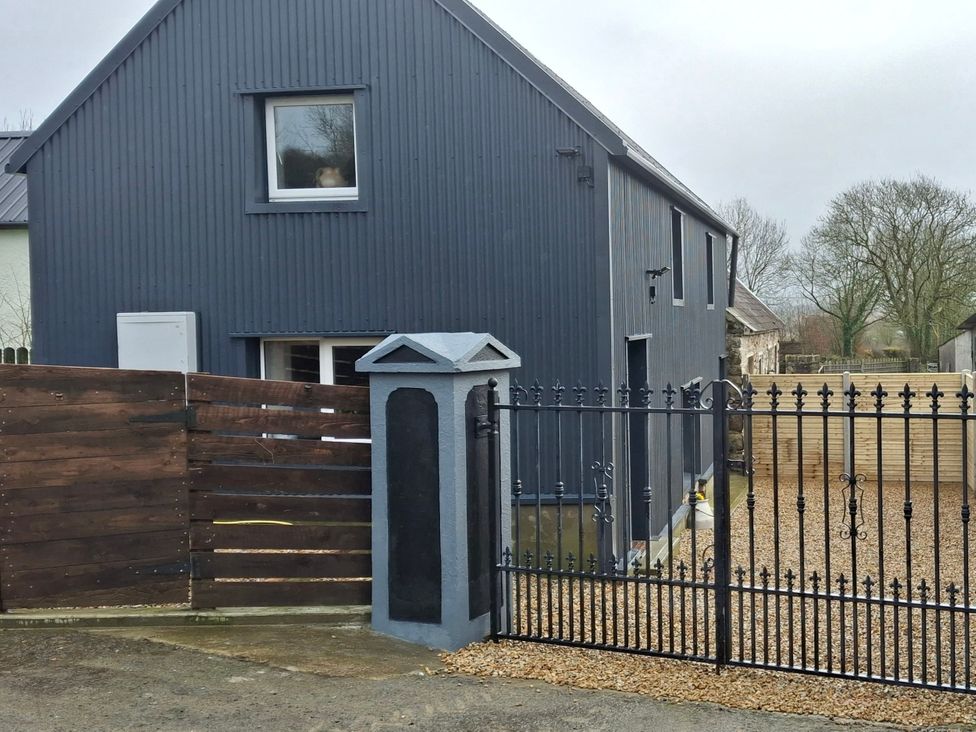 An exterior view of a house with a gate and gravel driveway at The Loft in Glenmore, County Kilkenny