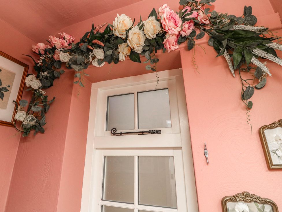 A floral decoration above a door with a window at Freya Cottage, Metheringham