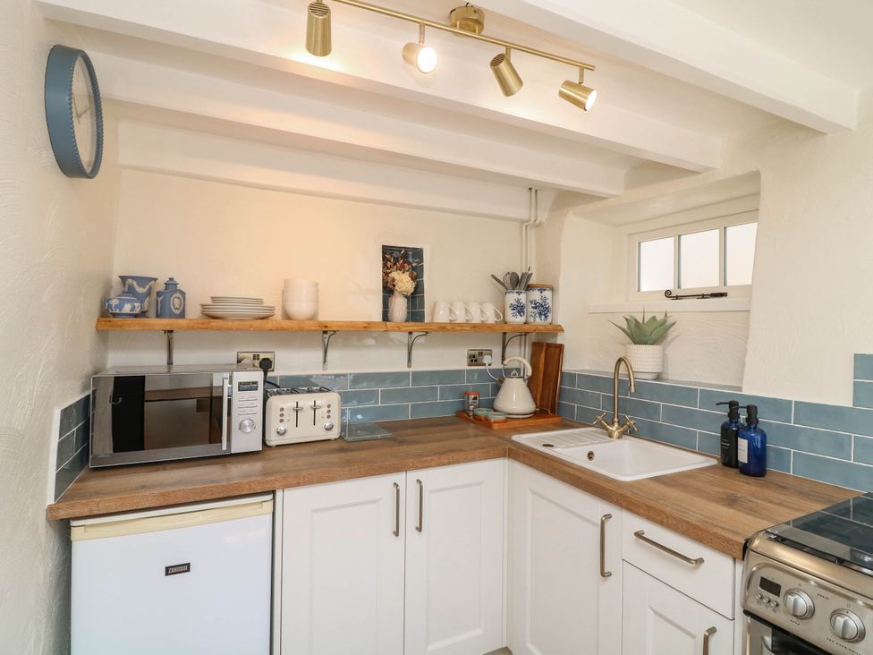 A kitchen with appliances and dishes at Freya Cottage in Metheringham