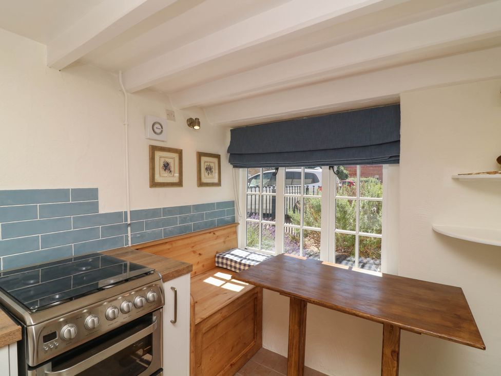 A kitchen with an oven and countertop at Freya Cottage in Metheringham