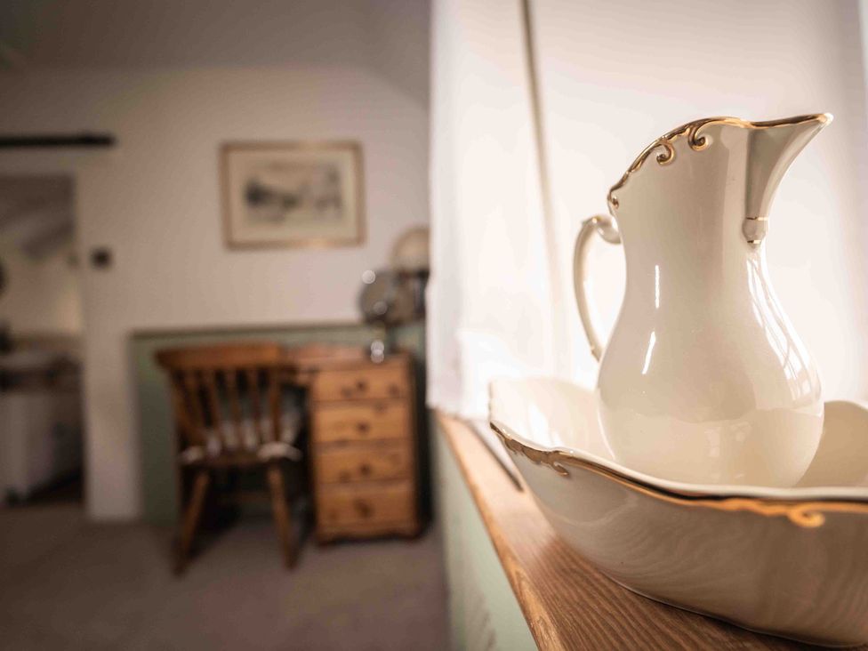 A pitcher and bowl on a windowsill at Freya's Cottage in Metheringham