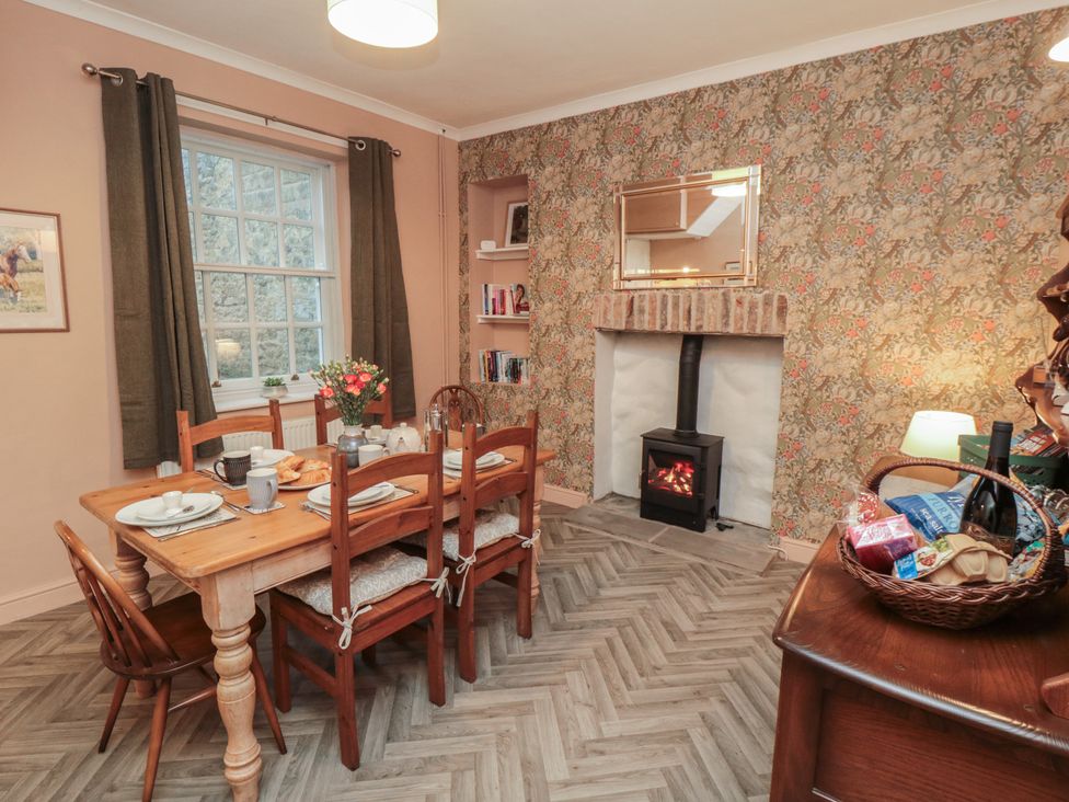 A dining room with a table and chairs at Daisy cottage in Pickering