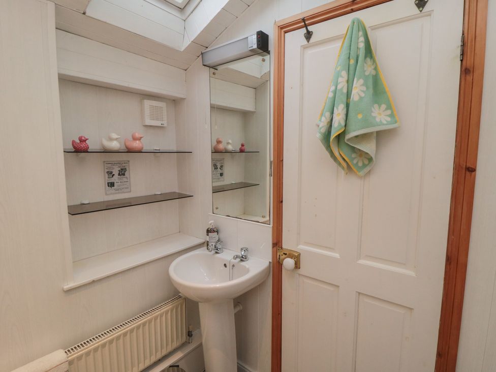A bathroom with sink and mirror at Daisy cottage in Pickering