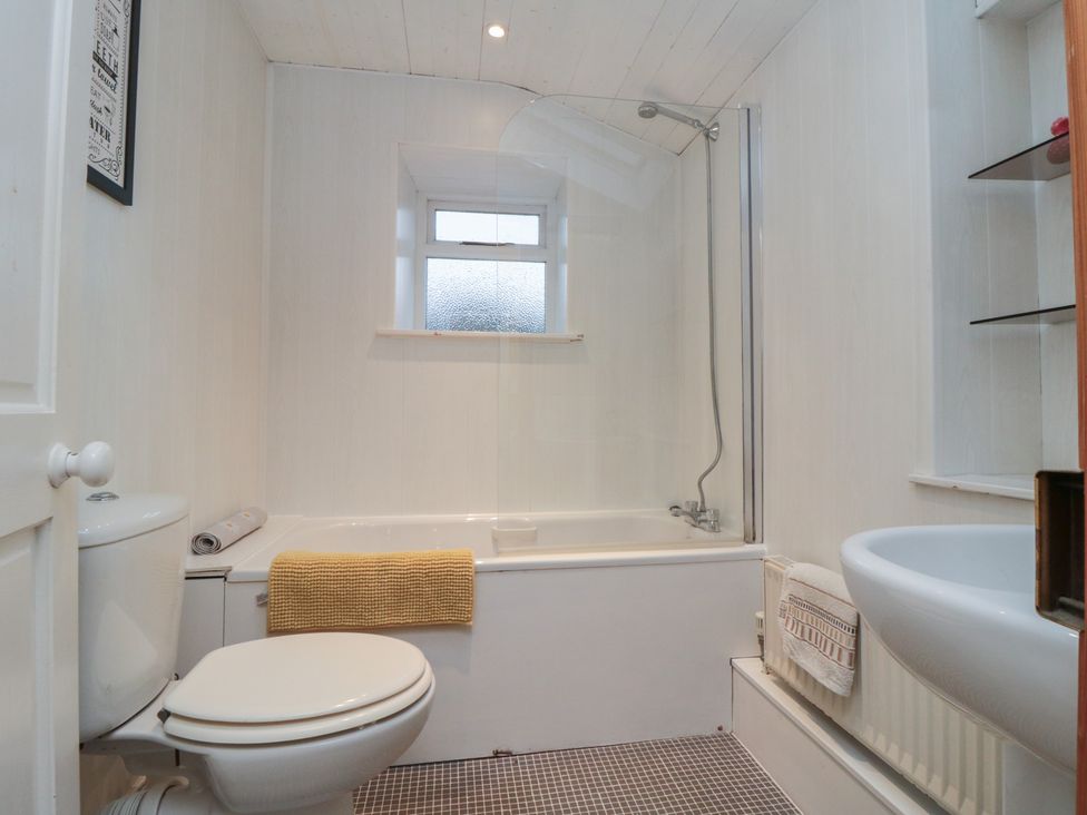 A bathroom with a toilet, bathtub and shower at Daisy cottage in Pickering