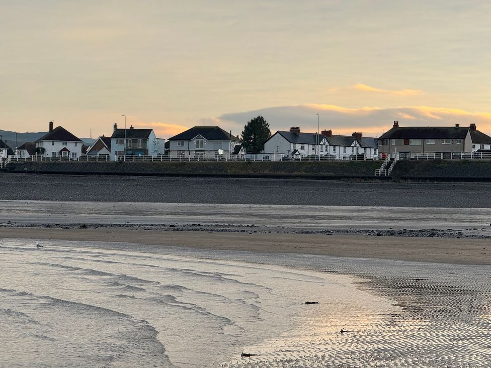 Houses along the beach at The Hideaway in Penrhyn Bay