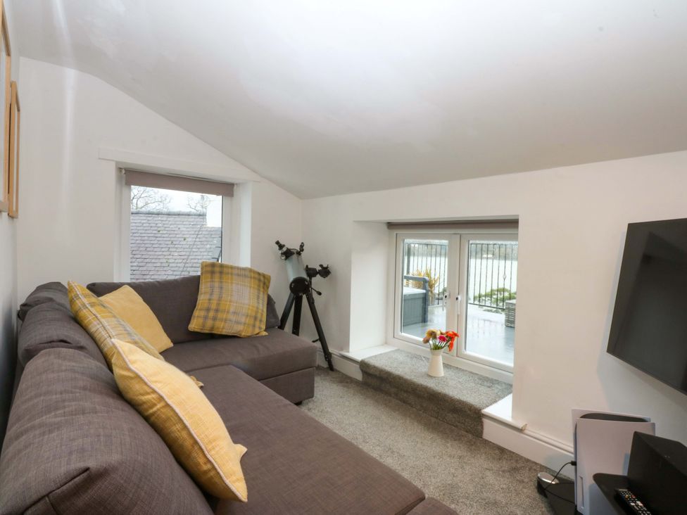 A snug with a couch and window at 4 Brynteg Terrace in Menai Bridge