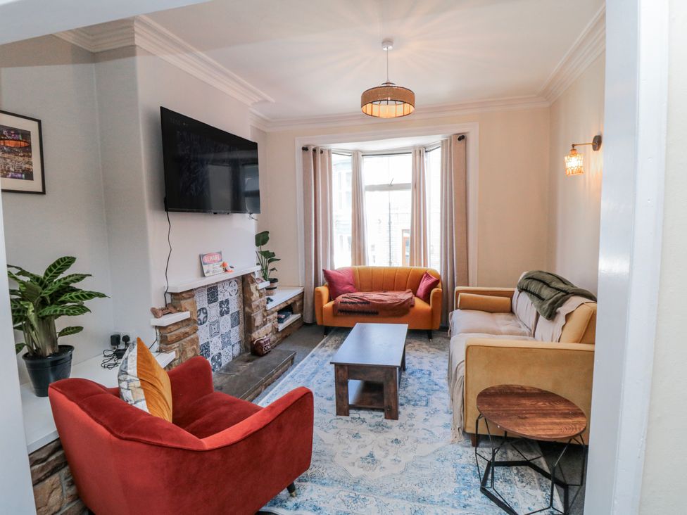 A living room with sofas and a coffee table at Captain Jacks in Whitby
