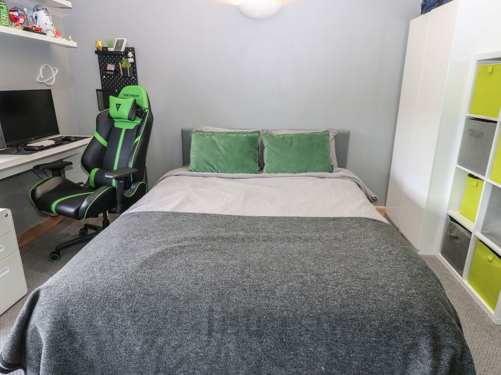 A bedroom with a bed and desk at Chapel Hill Catlowdy