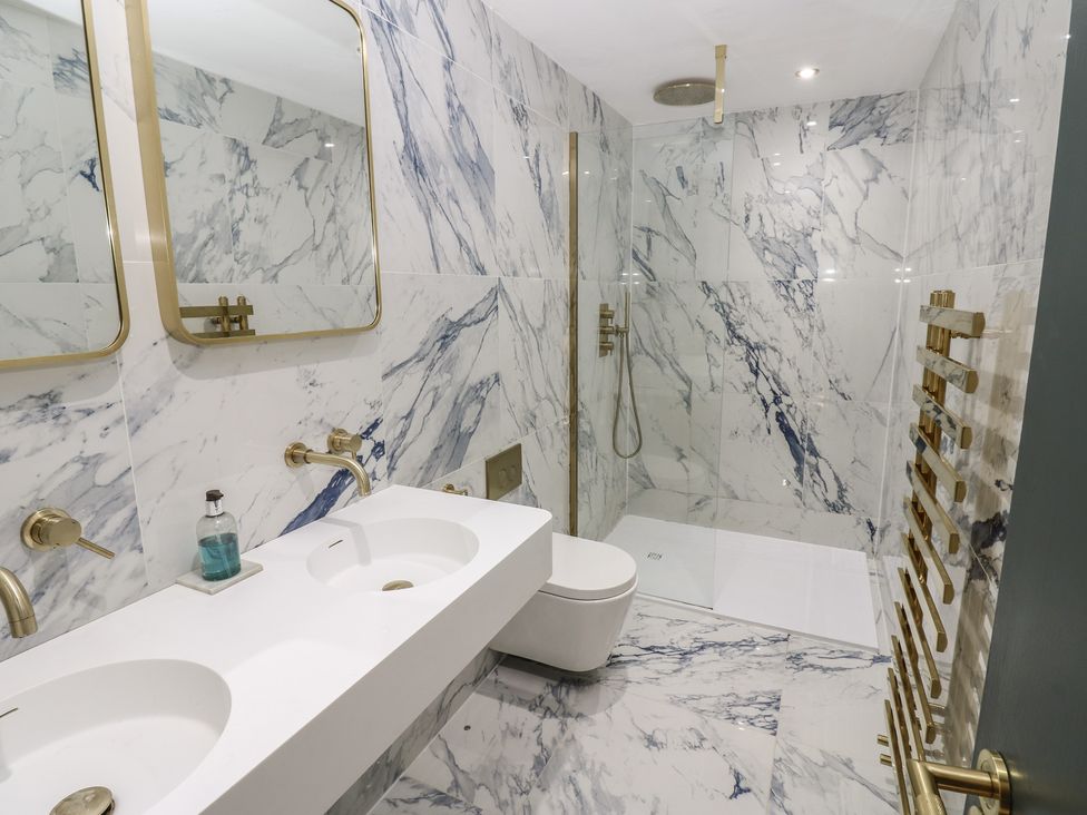 A bathroom with a shower, sink and toilet at Chapel Hill Catlowdy