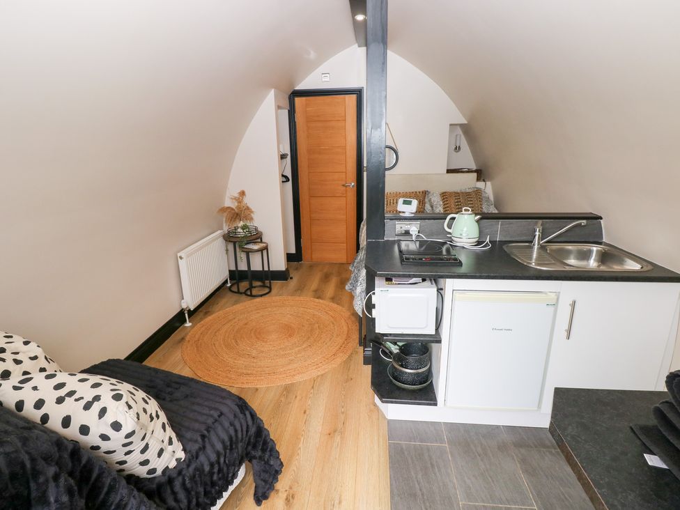 A studio with a kitchenette and bed at Cwtch Bach in Aberdare