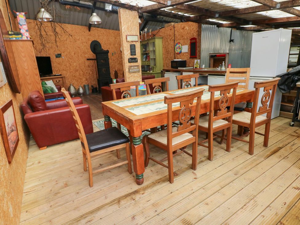 A dining room with a table and chairs at Cwtch Bach in Aberdare