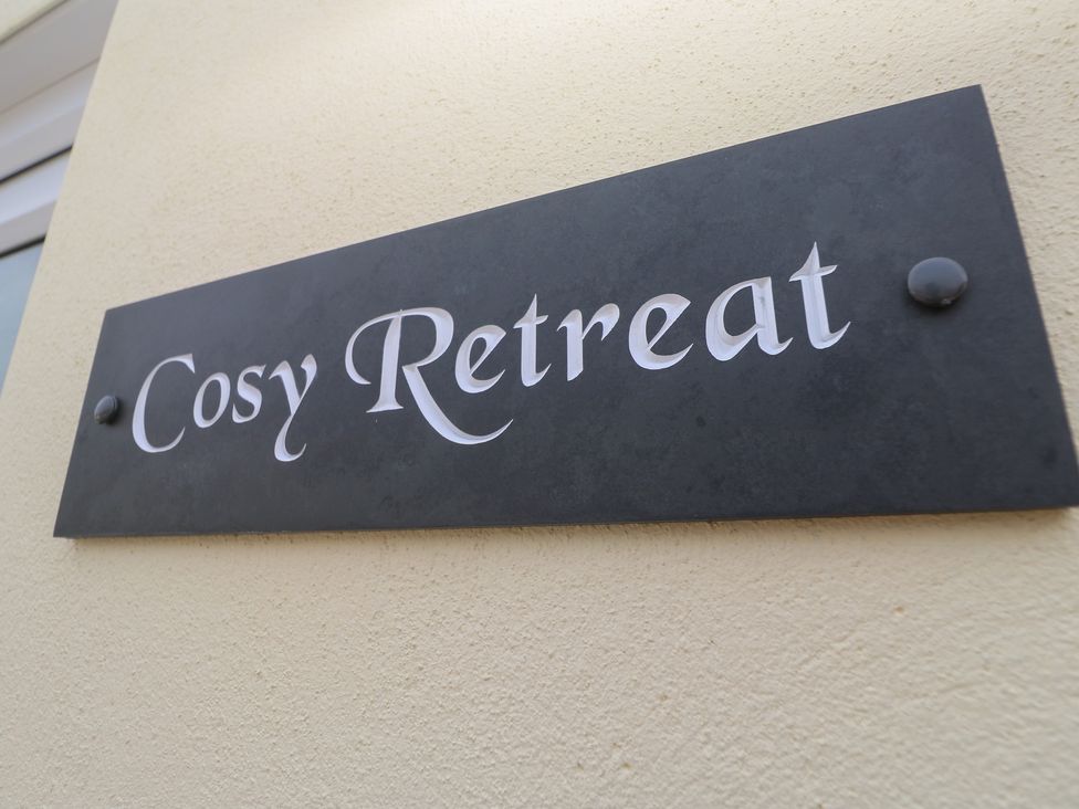 A sign displaying the name Cosy Retreat